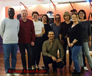 Das Kizomba Baden-Baden Team – Trainer:innen und Teilnehmer:innen im Tanzraum